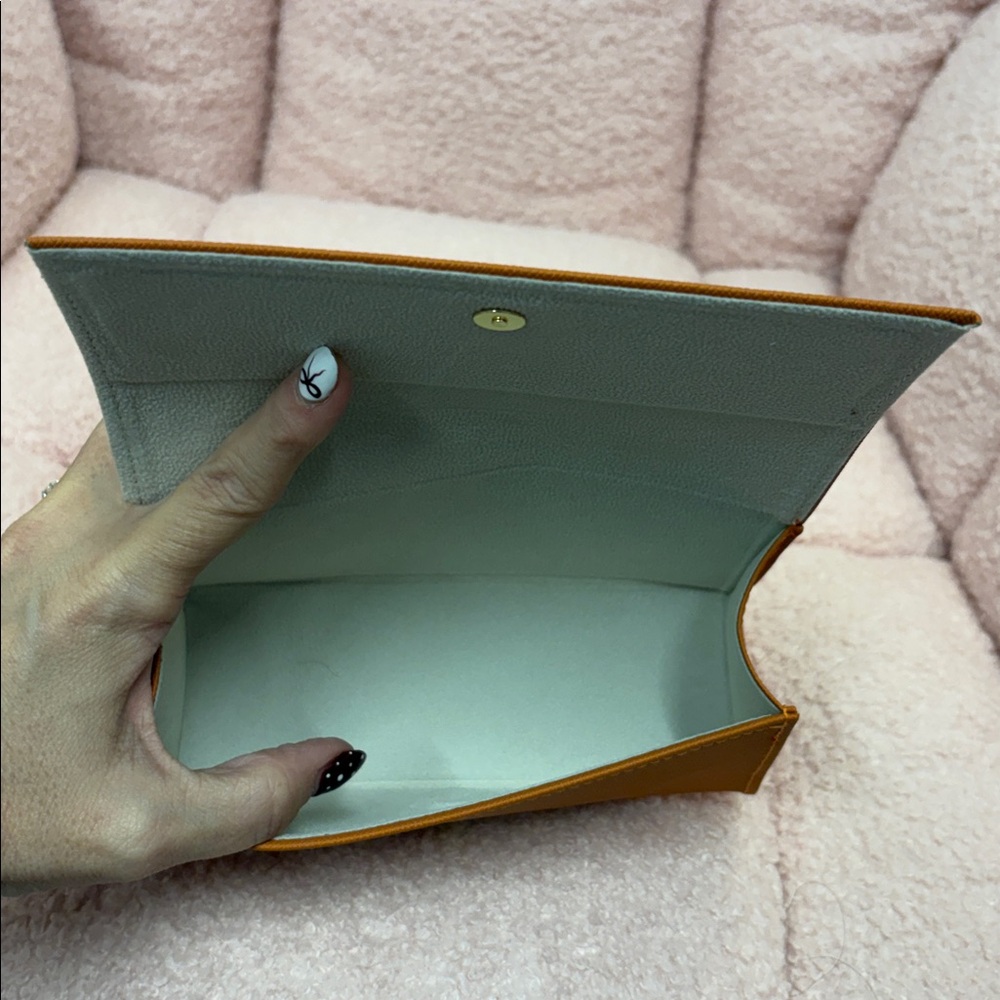 Tory Burch brown glasses case with Logo - Picture 2 of 2